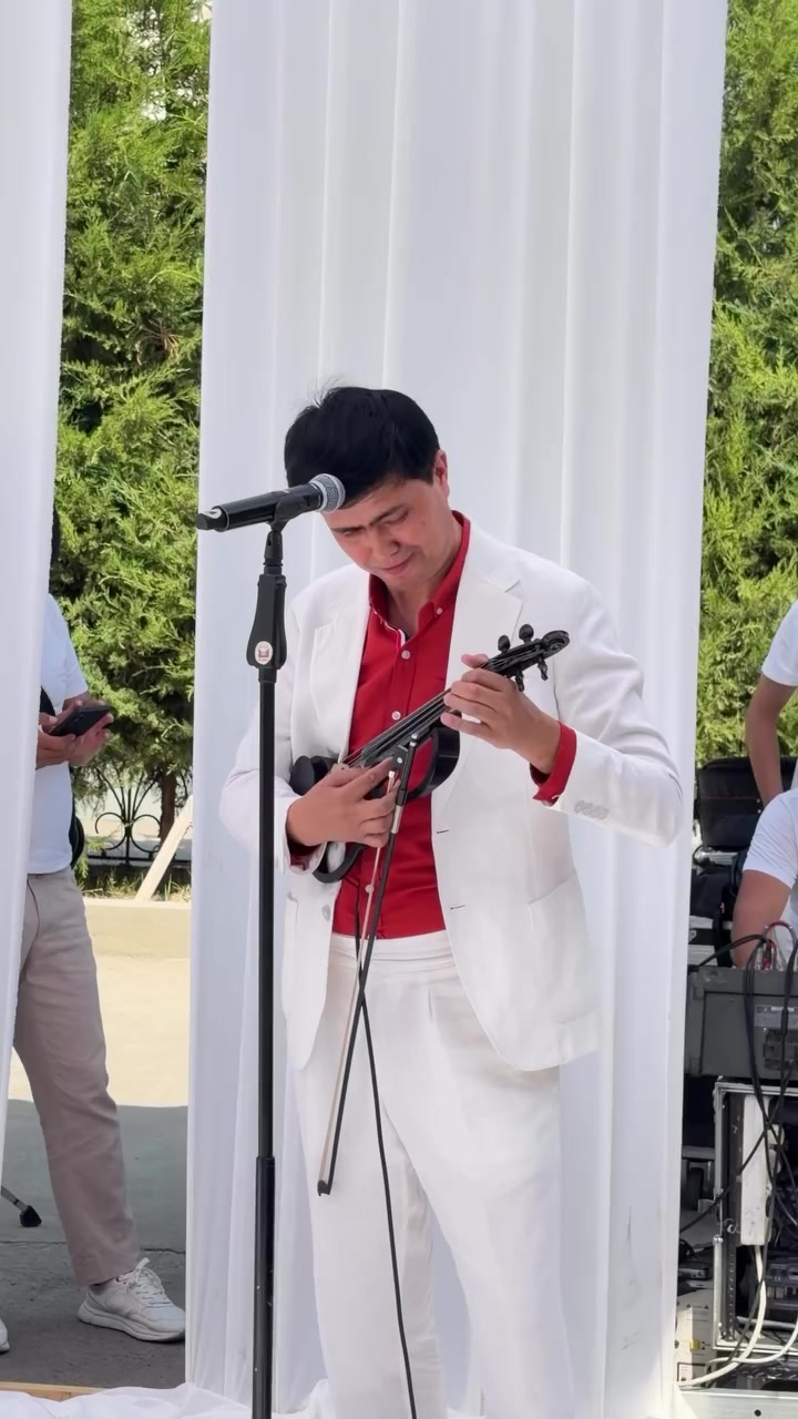 San'atbek Farmonov с электроскрипкой на живом выступлении